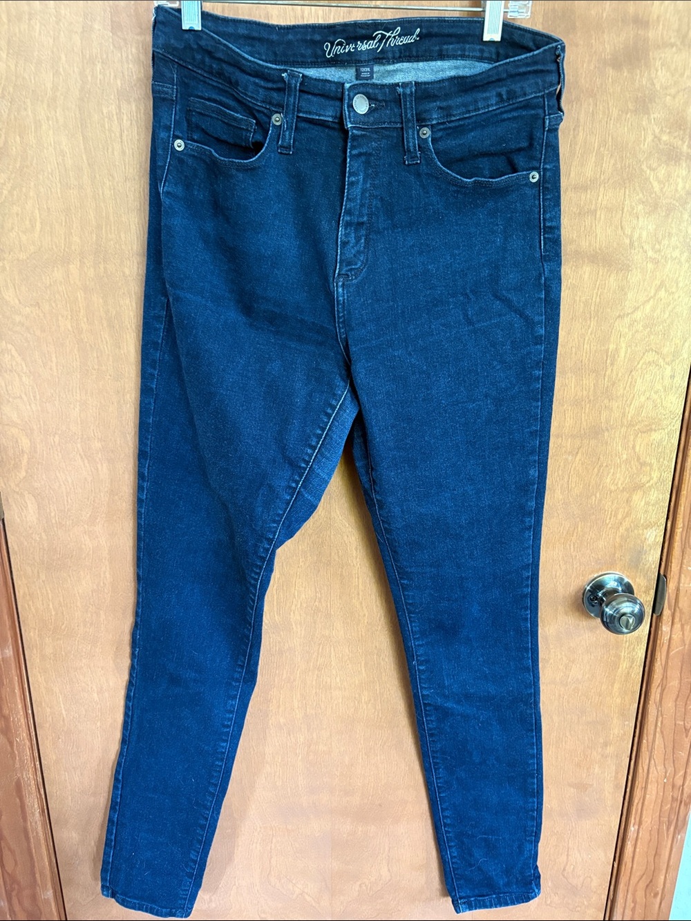 Universal Thread Women's Dark Blue Skinny Jeans. Size 12/31R.